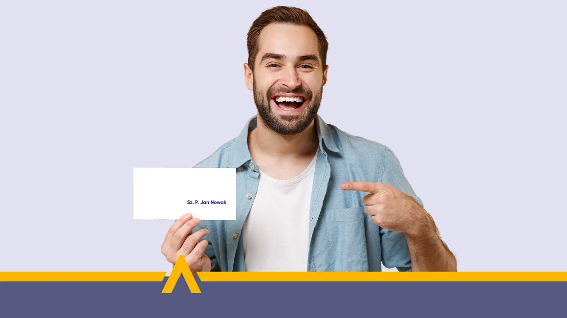 Zadowolony mężczyzna prezentujący kopertę z napisem "Sz. P. Jan Nowak"