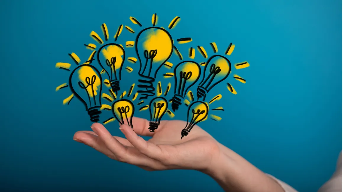 lustracja żarówek unoszących się nad dłonią