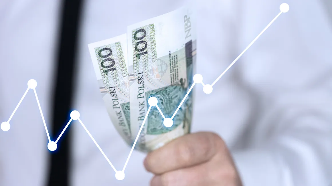 Mężczyzna trzymający polskie banknoty 100 zł, z nałożonym wykresem wzrostu